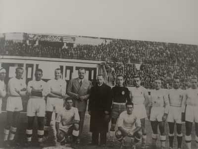 Per l'italo-austriaco Tony Cargnelli (al centro nella foto, con il cappello in mano) una promozione in A sfiorata e due salvezze consecutive in massima divisione dal 1933 al 1938